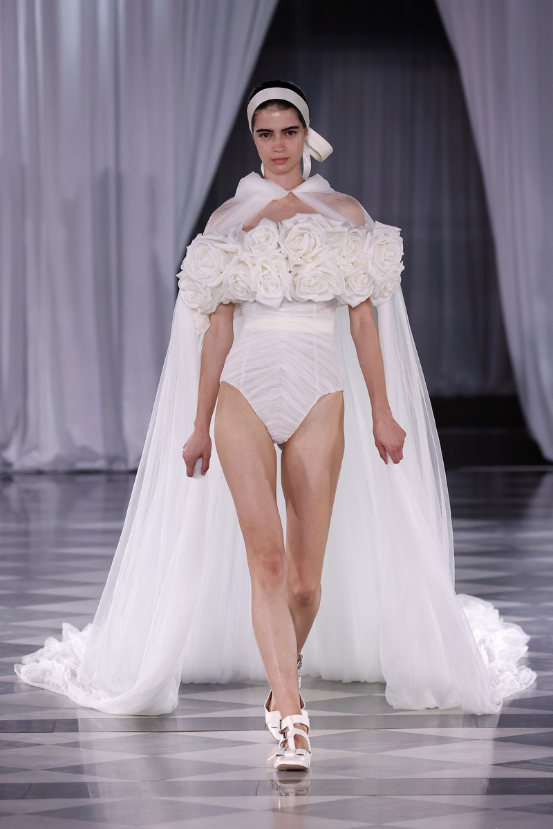 Imagem do Post: Giambattista Valli coleção 2025 da categoria Eventos